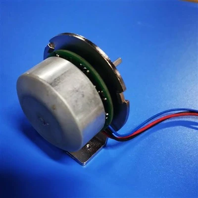 Bezkomutátorový motor s vnějším rotorem